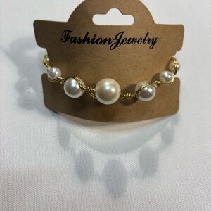 Elegant Gold and Pearl Bracelet